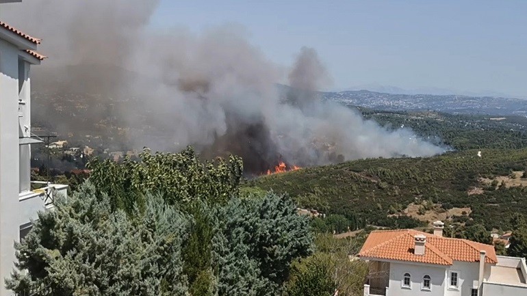 Πυρκαγιά κοντά σε σπίτια στη Σταμάτα Αττικής